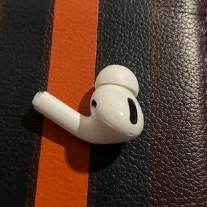 Right earbud AirPods pro